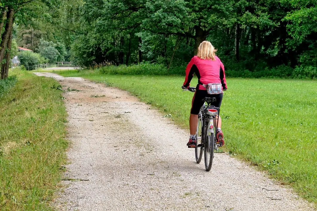 une femme sur un vélo