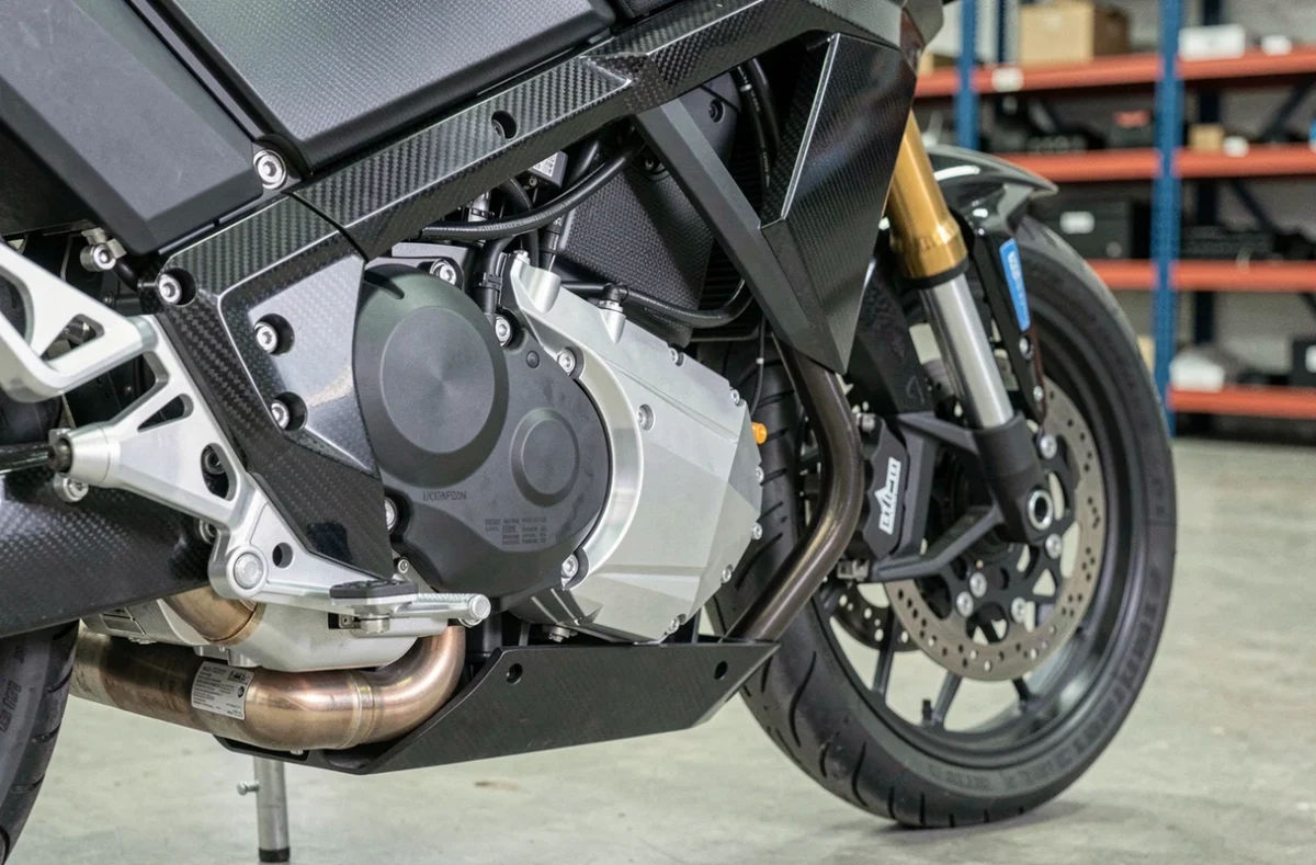 Détail du moteur et de la batterie d'une moto électrique haute performance en atelier