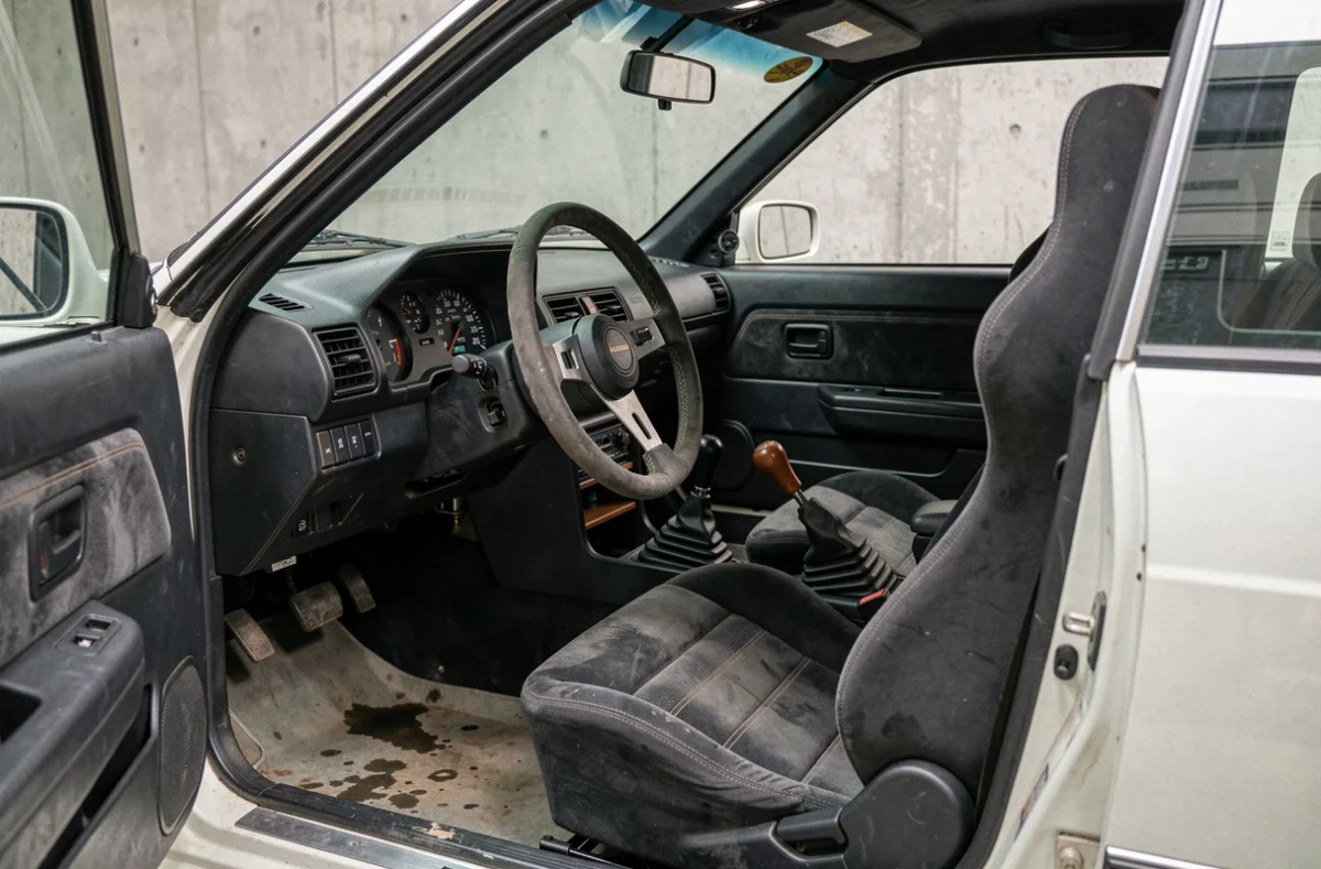 Intérieur authentique d'une Toyota AE86 Trueno Corolla avec siège Recaro, volant Momo et tableau de bord d'époque