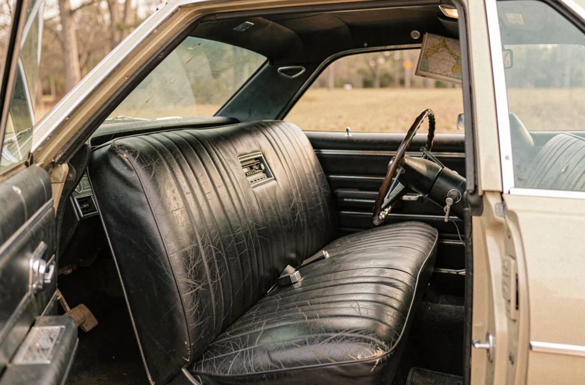 Intérieur authentique de la Chevrolet Impala 1967 4 portes avec banquette avant en vinyle usé et tableau de bord d'origine