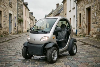 Voiture sans permis d'occasion garée dans une rue pavée d'un village de l'Aisne